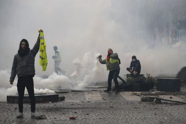Σε εμπόλεμη ζώνη μετατράπηκε στο Παρίσι (Εικόνες)